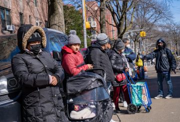 Un programa piloto que distribuía tarjetas de débito prepagadas a migrantes en la ciudad de Nueva York será descontinuado en enero, según anunciaron los funcionarios de la ciudad. Este programa fue implementado como respuesta a la creciente crisis de migración y solicitantes de asilo, en su mayoría provenientes de México, Centroamérica y Sudamérica.