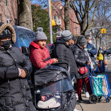 Un programa piloto que distribuía tarjetas de débito prepagadas a migrantes en la ciudad de Nueva York será descontinuado en enero, según anunciaron los funcionarios de la ciudad. Este programa fue implementado como respuesta a la creciente crisis de migración y solicitantes de asilo, en su mayoría provenientes de México, Centroamérica y Sudamérica.