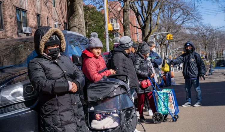 Un programa piloto que distribuía tarjetas de débito prepagadas a migrantes en la ciudad de Nueva York será descontinuado en enero, según anunciaron los funcionarios de la ciudad. Este programa fue implementado como respuesta a la creciente crisis de migración y solicitantes de asilo, en su mayoría provenientes de México, Centroamérica y Sudamérica.