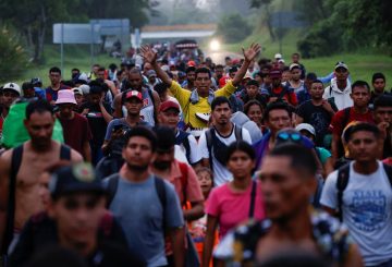 La próxima llegada de Donald Trump a la presidencia de Estados Unidos ha generado un aumento en las caravanas de migrantes que cruzan México. En las últimas semanas, dos nuevos grupos han salido desde Tapachula, Chiapas, con el objetivo de llegar al norte antes de que se endurezcan las políticas antiinmigración. Las organizaciones humanitarias advierten que el número de migrantes continuará en aumento antes de que termine el año.