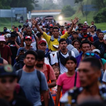 La próxima llegada de Donald Trump a la presidencia de Estados Unidos ha generado un aumento en las caravanas de migrantes que cruzan México. En las últimas semanas, dos nuevos grupos han salido desde Tapachula, Chiapas, con el objetivo de llegar al norte antes de que se endurezcan las políticas antiinmigración. Las organizaciones humanitarias advierten que el número de migrantes continuará en aumento antes de que termine el año.