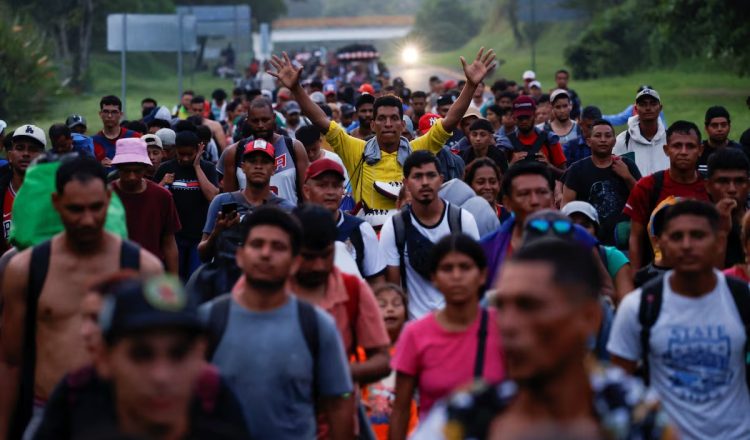 La próxima llegada de Donald Trump a la presidencia de Estados Unidos ha generado un aumento en las caravanas de migrantes que cruzan México. En las últimas semanas, dos nuevos grupos han salido desde Tapachula, Chiapas, con el objetivo de llegar al norte antes de que se endurezcan las políticas antiinmigración. Las organizaciones humanitarias advierten que el número de migrantes continuará en aumento antes de que termine el año.