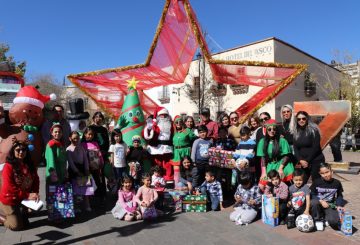 En un emotivo evento que reunió a la comunidad zacatecana tanto en México como en Estados Unidos, el Gobierno del Estado y diversas organizaciones de Zacatecanos Migrantes en EEUU se unieron para entregar 130 regalos a niños, niñas y adolescentes que participaron en el Concurso Cuentos Navideños 2024 “Directo al Polo Norte”.