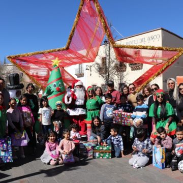 En un emotivo evento que reunió a la comunidad zacatecana tanto en México como en Estados Unidos, el Gobierno del Estado y diversas organizaciones de Zacatecanos Migrantes en EEUU se unieron para entregar 130 regalos a niños, niñas y adolescentes que participaron en el Concurso Cuentos Navideños 2024 “Directo al Polo Norte”.