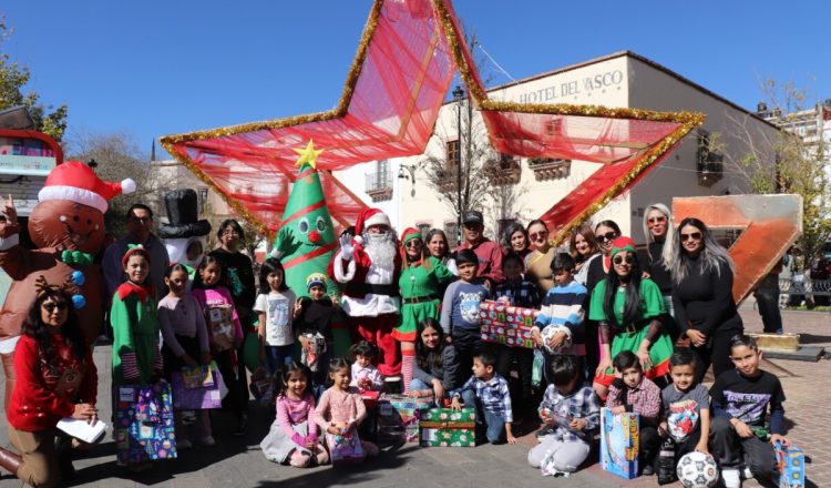 En un emotivo evento que reunió a la comunidad zacatecana tanto en México como en Estados Unidos, el Gobierno del Estado y diversas organizaciones de Zacatecanos Migrantes en EEUU se unieron para entregar 130 regalos a niños, niñas y adolescentes que participaron en el Concurso Cuentos Navideños 2024 “Directo al Polo Norte”.