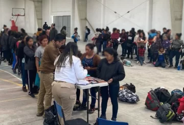 La dinámica migratoria en Coahuila ha experimentado un cambio significativo en los últimos meses, ya que las caravanas migrantes han optado por evitar la entidad debido a los intensos operativos de detención implementados por autoridades migratorias y gobiernos municipales. Así lo confirmó Alberto Xicotencatl, director de la Casa del Migrante de Saltillo, quien explicó que, aunque el flujo de migrantes continúa, este ahora se realiza en grupos pequeños y de manera menos visible, lo que ha alterado la forma en que transitan por la región.