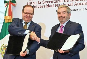 La Universidad Nacional Autónoma de México (UNAM) y la Secretaría de Relaciones Exteriores (SRE) han dado un paso significativo al anunciar un plan de fortalecimiento de la red consular. Este reacuerdo busca brindar contención, ayuda y asistencia a los migrantes mexicanos, enfocándose especialmente en los jóvenes que residen en Estados Unidos. El rector de la UNAM, Leonardo Lomelí Vanegas, y el canciller Juan Ramón de la Fuente Ramírez sellaron este compromiso a través de un convenio de colaboración que prevé eventos académicos para informar y sensibilizar sobre esta temática.