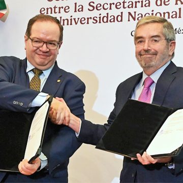 La Universidad Nacional Autónoma de México (UNAM) y la Secretaría de Relaciones Exteriores (SRE) han dado un paso significativo al anunciar un plan de fortalecimiento de la red consular. Este reacuerdo busca brindar contención, ayuda y asistencia a los migrantes mexicanos, enfocándose especialmente en los jóvenes que residen en Estados Unidos. El rector de la UNAM, Leonardo Lomelí Vanegas, y el canciller Juan Ramón de la Fuente Ramírez sellaron este compromiso a través de un convenio de colaboración que prevé eventos académicos para informar y sensibilizar sobre esta temática.