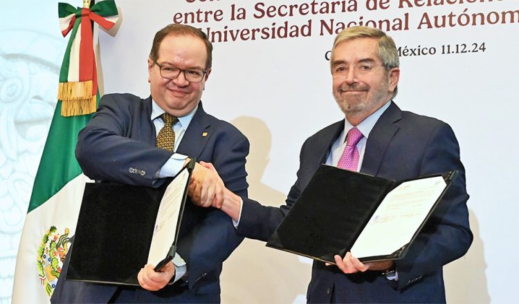 La Universidad Nacional Autónoma de México (UNAM) y la Secretaría de Relaciones Exteriores (SRE) han dado un paso significativo al anunciar un plan de fortalecimiento de la red consular. Este reacuerdo busca brindar contención, ayuda y asistencia a los migrantes mexicanos, enfocándose especialmente en los jóvenes que residen en Estados Unidos. El rector de la UNAM, Leonardo Lomelí Vanegas, y el canciller Juan Ramón de la Fuente Ramírez sellaron este compromiso a través de un convenio de colaboración que prevé eventos académicos para informar y sensibilizar sobre esta temática.