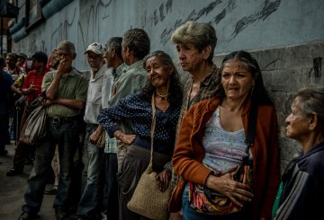 En los últimos años, los migrantes mexicanos que han dedicado su vida al trabajo en Estados Unidos enfrentan una realidad amarga al envejecer. Muchos de ellos, después de décadas de arduo trabajo en sectores como el campo, la jardinería, y la construcción, se encuentran sin pensiones suficientes o con ahorros limitados para subsistir. En un llamado urgente al Gobierno de Claudia Sheinbaum, la Red Nacional de Jornaleros (NDLON), que agrupa a más de 70 organizaciones civiles, solicitó la inclusión de los migrantes de la tercera edad en el programa de Pensión Bienestar, actualmente disponible en México, a pesar de que viven en el extranjero.