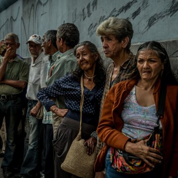 En los últimos años, los migrantes mexicanos que han dedicado su vida al trabajo en Estados Unidos enfrentan una realidad amarga al envejecer. Muchos de ellos, después de décadas de arduo trabajo en sectores como el campo, la jardinería, y la construcción, se encuentran sin pensiones suficientes o con ahorros limitados para subsistir. En un llamado urgente al Gobierno de Claudia Sheinbaum, la Red Nacional de Jornaleros (NDLON), que agrupa a más de 70 organizaciones civiles, solicitó la inclusión de los migrantes de la tercera edad en el programa de Pensión Bienestar, actualmente disponible en México, a pesar de que viven en el extranjero.