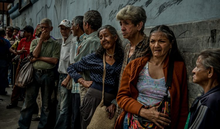 En los últimos años, los migrantes mexicanos que han dedicado su vida al trabajo en Estados Unidos enfrentan una realidad amarga al envejecer. Muchos de ellos, después de décadas de arduo trabajo en sectores como el campo, la jardinería, y la construcción, se encuentran sin pensiones suficientes o con ahorros limitados para subsistir. En un llamado urgente al Gobierno de Claudia Sheinbaum, la Red Nacional de Jornaleros (NDLON), que agrupa a más de 70 organizaciones civiles, solicitó la inclusión de los migrantes de la tercera edad en el programa de Pensión Bienestar, actualmente disponible en México, a pesar de que viven en el extranjero.