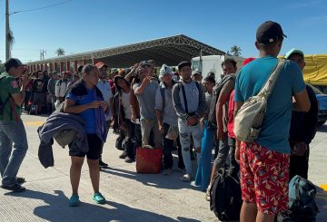 En los últimos meses, seis caravanas migrantes han intentado cruzar México rumbo a la frontera norte, pero ninguna de ellas ha logrado alcanzar su objetivo final: llegar a Ciudad de México o continuar hacia Estados Unidos. Las autoridades mexicanas, en coordinación con el Instituto Nacional de Migración (INM) y fuerzas de seguridad como el Ejército y la Guardia Nacional, han logrado dispersar y detener a la mayoría de estos grupos, aplicando una política de desgaste y burocracia para frenar el flujo migratorio. Esta situación se ha visto intensificada por las amenazas de Donald Trump, quien continúa presionando a México para que implemente un control más estricto de la migración.