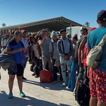 En los últimos meses, seis caravanas migrantes han intentado cruzar México rumbo a la frontera norte, pero ninguna de ellas ha logrado alcanzar su objetivo final: llegar a Ciudad de México o continuar hacia Estados Unidos. Las autoridades mexicanas, en coordinación con el Instituto Nacional de Migración (INM) y fuerzas de seguridad como el Ejército y la Guardia Nacional, han logrado dispersar y detener a la mayoría de estos grupos, aplicando una política de desgaste y burocracia para frenar el flujo migratorio. Esta situación se ha visto intensificada por las amenazas de Donald Trump, quien continúa presionando a México para que implemente un control más estricto de la migración.