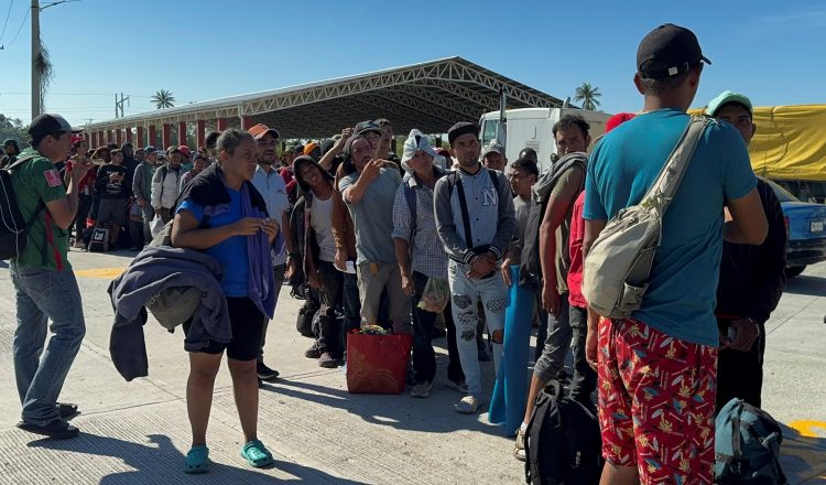 En los últimos meses, seis caravanas migrantes han intentado cruzar México rumbo a la frontera norte, pero ninguna de ellas ha logrado alcanzar su objetivo final: llegar a Ciudad de México o continuar hacia Estados Unidos. Las autoridades mexicanas, en coordinación con el Instituto Nacional de Migración (INM) y fuerzas de seguridad como el Ejército y la Guardia Nacional, han logrado dispersar y detener a la mayoría de estos grupos, aplicando una política de desgaste y burocracia para frenar el flujo migratorio. Esta situación se ha visto intensificada por las amenazas de Donald Trump, quien continúa presionando a México para que implemente un control más estricto de la migración.