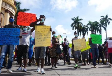 El 20 de diciembre de 2024, aproximadamente mil 500 migrantes indocumentados se congregaron en la explanada principal del parque central de Pijijiapan, Chiapas. Este acto de protesta se debió a la exigencia de la entrega de Formas Migratorias Múltiples (FMM) y a la solicitud de poner fin al constante hostigamiento que sufren por parte de las autoridades mexicanas, así como del crimen organizado. La frustración en este grupo se ha intensificado tras una presunta promesa incumplida de empleados del Instituto Nacional de Migración (INM).