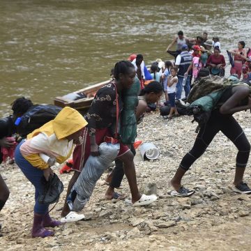 El Secretario General de las Naciones Unidas ha presentado hoy un informe con recomendaciones clave para reducir el riesgo de muerte y desaparición de personas migrantes, a la vez que enfatiza la importancia de garantizar el acceso a la asistencia humanitaria. Este informe, difundido en Nueva York, es parte de los esfuerzos continuos por mejorar la implementación del Pacto Mundial para una Migración Segura, Ordenada y Regular (GCM), con miras a proteger los derechos y salvar las vidas de los migrantes.