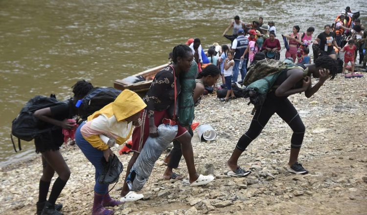 El Secretario General de las Naciones Unidas ha presentado hoy un informe con recomendaciones clave para reducir el riesgo de muerte y desaparición de personas migrantes, a la vez que enfatiza la importancia de garantizar el acceso a la asistencia humanitaria. Este informe, difundido en Nueva York, es parte de los esfuerzos continuos por mejorar la implementación del Pacto Mundial para una Migración Segura, Ordenada y Regular (GCM), con miras a proteger los derechos y salvar las vidas de los migrantes.