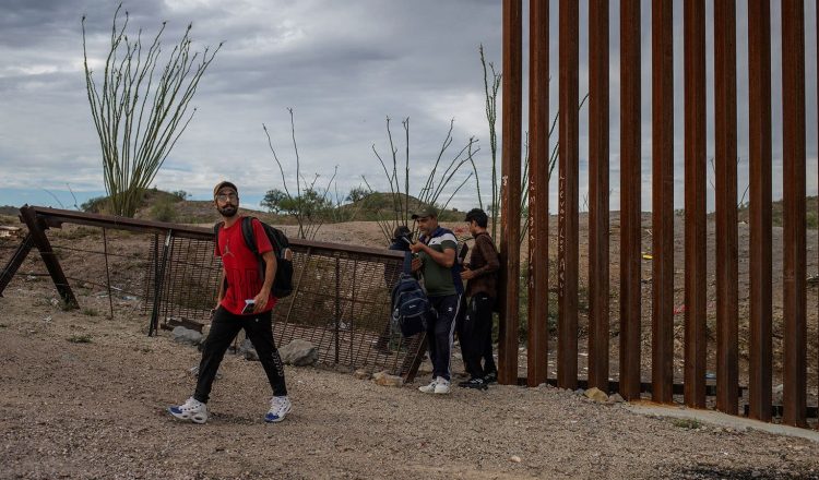 El flujo migratorio y los aseguramientos de fentanilo en la frontera entre México y los Estados Unidos muestran una notable disminución en el 2024, de acuerdo con datos recientes de la Oficina de Aduanas y Protección Fronteriza de los Estados Unidos (CBP). Entre enero y octubre de este año, se registraron 1,456,042 eventos de retención de migrantes, lo que representa una baja del 27.1% en comparación con los 1,997,579 eventos del mismo periodo en 2023.