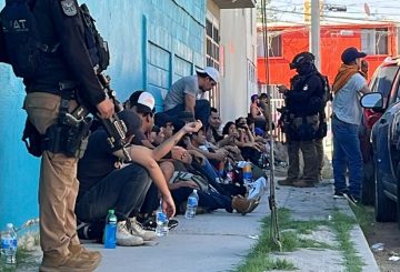 Un total de 36 migrantes fueron salvados gracias a un impresionante operativo conjunto de la Secretaría de la Defensa Nacional (Sedena) y la Agencia Ministerial de Investigación Criminal (AMIC). Este rescate revela una trágica realidad: muchos migrantes enfrentan la privación de libertad en condiciones de hacinamiento extremo en su búsqueda de un futuro mejor.