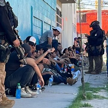 Un total de 36 migrantes fueron salvados gracias a un impresionante operativo conjunto de la Secretaría de la Defensa Nacional (Sedena) y la Agencia Ministerial de Investigación Criminal (AMIC). Este rescate revela una trágica realidad: muchos migrantes enfrentan la privación de libertad en condiciones de hacinamiento extremo en su búsqueda de un futuro mejor.