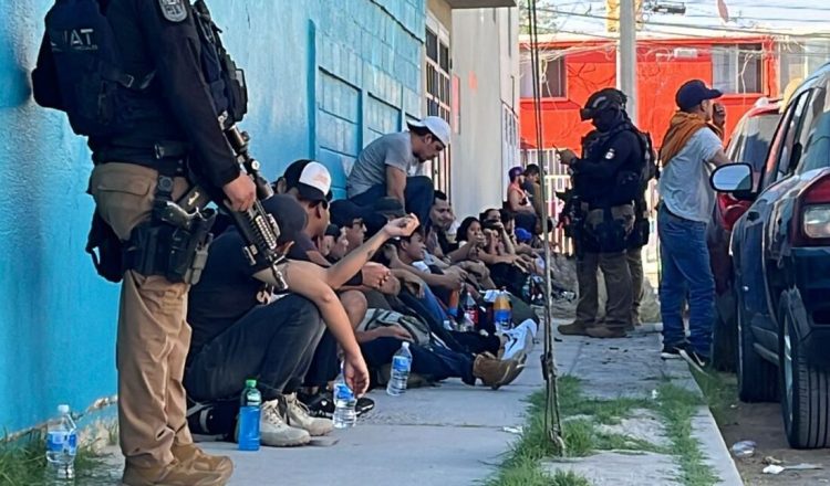 Un total de 36 migrantes fueron salvados gracias a un impresionante operativo conjunto de la Secretaría de la Defensa Nacional (Sedena) y la Agencia Ministerial de Investigación Criminal (AMIC). Este rescate revela una trágica realidad: muchos migrantes enfrentan la privación de libertad en condiciones de hacinamiento extremo en su búsqueda de un futuro mejor.