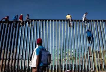 Los grupos civiles armados en la frontera de Arizona han reactivado sus actividades de vigilancia, mostrando un renovado interés en colaborar con la nueva Administración del presidente electo de Estados Unidos, Donald Trump. Estas milicias, que buscan aumentar la seguridad fronteriza y detener el flujo de migrantes desde el primer día de su gobierno, están tomando acciones que podrían poner en riesgo a muchos. Un ejemplo prominente es Arizona Border Recon, un grupo armado formado por civiles, incluidos veteranos de guerra.