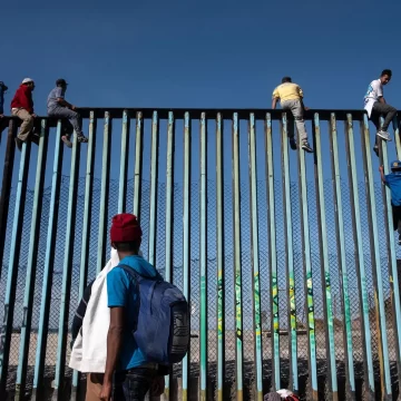 Los grupos civiles armados en la frontera de Arizona han reactivado sus actividades de vigilancia, mostrando un renovado interés en colaborar con la nueva Administración del presidente electo de Estados Unidos, Donald Trump. Estas milicias, que buscan aumentar la seguridad fronteriza y detener el flujo de migrantes desde el primer día de su gobierno, están tomando acciones que podrían poner en riesgo a muchos. Un ejemplo prominente es Arizona Border Recon, un grupo armado formado por civiles, incluidos veteranos de guerra.