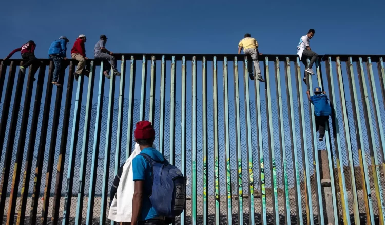 Los grupos civiles armados en la frontera de Arizona han reactivado sus actividades de vigilancia, mostrando un renovado interés en colaborar con la nueva Administración del presidente electo de Estados Unidos, Donald Trump. Estas milicias, que buscan aumentar la seguridad fronteriza y detener el flujo de migrantes desde el primer día de su gobierno, están tomando acciones que podrían poner en riesgo a muchos. Un ejemplo prominente es Arizona Border Recon, un grupo armado formado por civiles, incluidos veteranos de guerra.