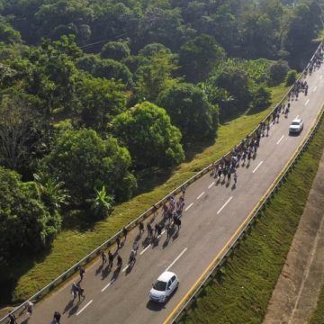 En un solo día, México interceptó a 5,234 migrantes en una serie de operativos realizados en diversas regiones del país. Esta acción ocurre en el marco de las crecientes presiones por parte de Donald Trump, presidente electo de Estados Unidos, quien ha exigido que México frene el flujo migratorio hacia la frontera común. Trump ha amenazado con imponer aranceles del 25% a los productos de México y Canadá si no se detienen los flujos de migrantes y drogas, especialmente el fentanilo, hacia su país.