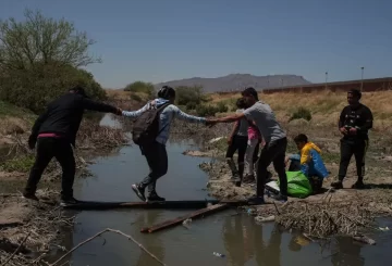 En el mundo de 2024, más de 280 millones de personas migraron por diversos motivos, enfrentándose a peligros extremos en su intento de encontrar un futuro mejor. Sin embargo, las rutas migratorias más comunes se han convertido en travesías mortales. A medida que el fenómeno migratorio sigue batiendo récords, el costo humano de estas migraciones se ha vuelto alarmante.