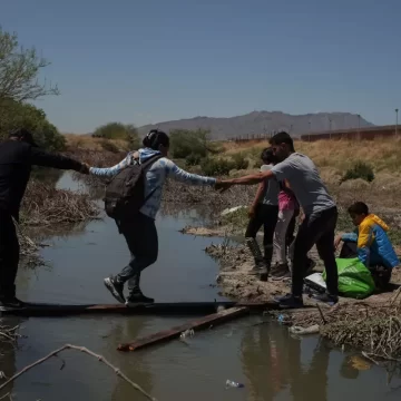 En el mundo de 2024, más de 280 millones de personas migraron por diversos motivos, enfrentándose a peligros extremos en su intento de encontrar un futuro mejor. Sin embargo, las rutas migratorias más comunes se han convertido en travesías mortales. A medida que el fenómeno migratorio sigue batiendo récords, el costo humano de estas migraciones se ha vuelto alarmante.