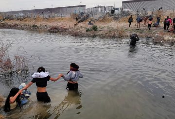 La Comisionada de Tierras de Texas, Dawn Buckingham, ha tomado una posición destacada en el escenario político al ofrecer grandes extensiones de tierras públicas del estado como parte de la prometida campaña del presidente electo Donald Trump contra los inmigrantes indocumentados. A finales del mes pasado, Buckingham puso a disposición aproximadamente 1,400 acres (567 hectáreas) en un condado fronterizo, sugiriendo este espacio como un lugar potencial para la construcción de instalaciones de deportación.