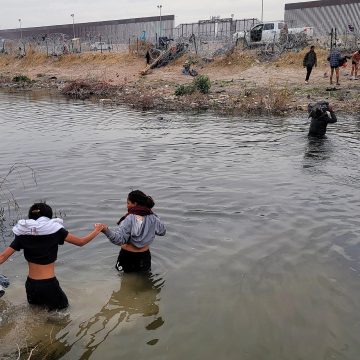 La Comisionada de Tierras de Texas, Dawn Buckingham, ha tomado una posición destacada en el escenario político al ofrecer grandes extensiones de tierras públicas del estado como parte de la prometida campaña del presidente electo Donald Trump contra los inmigrantes indocumentados. A finales del mes pasado, Buckingham puso a disposición aproximadamente 1,400 acres (567 hectáreas) en un condado fronterizo, sugiriendo este espacio como un lugar potencial para la construcción de instalaciones de deportación.