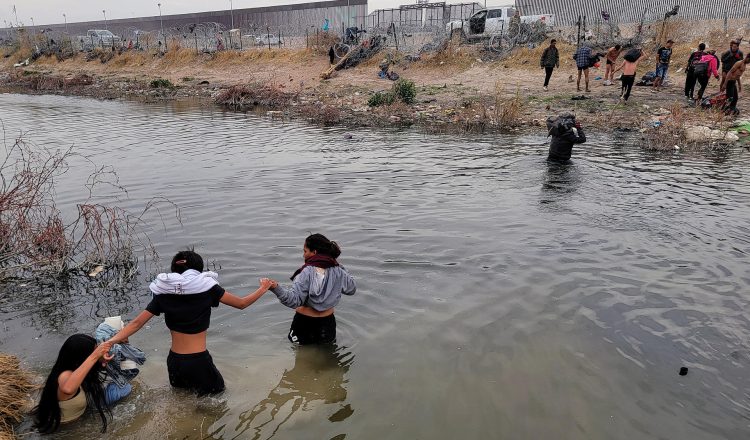 La Comisionada de Tierras de Texas, Dawn Buckingham, ha tomado una posición destacada en el escenario político al ofrecer grandes extensiones de tierras públicas del estado como parte de la prometida campaña del presidente electo Donald Trump contra los inmigrantes indocumentados. A finales del mes pasado, Buckingham puso a disposición aproximadamente 1,400 acres (567 hectáreas) en un condado fronterizo, sugiriendo este espacio como un lugar potencial para la construcción de instalaciones de deportación.