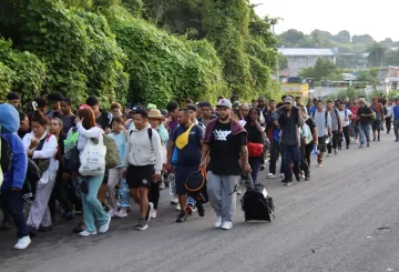 En un nuevo y dramático episodio de la crisis migratoria, 250 migrantes de diferentes nacionalidades salieron esta madrugada de Tapachula con rumbo al norte. Esta caravana, la octava desde que Donald Trump ganó las elecciones presidenciales de noviembre pasado, tiene una urgencia palpable: llegar lo antes posible a la frontera de Estados Unidos antes de que el nuevo gobierno tome posesión y cierre aún más las puertas a quienes huyen de la violencia y la pobreza en Centroamérica.