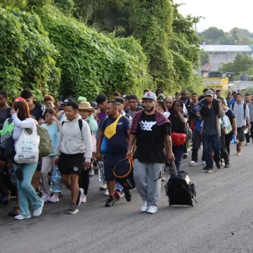 En un nuevo y dramático episodio de la crisis migratoria, 250 migrantes de diferentes nacionalidades salieron esta madrugada de Tapachula con rumbo al norte. Esta caravana, la octava desde que Donald Trump ganó las elecciones presidenciales de noviembre pasado, tiene una urgencia palpable: llegar lo antes posible a la frontera de Estados Unidos antes de que el nuevo gobierno tome posesión y cierre aún más las puertas a quienes huyen de la violencia y la pobreza en Centroamérica.