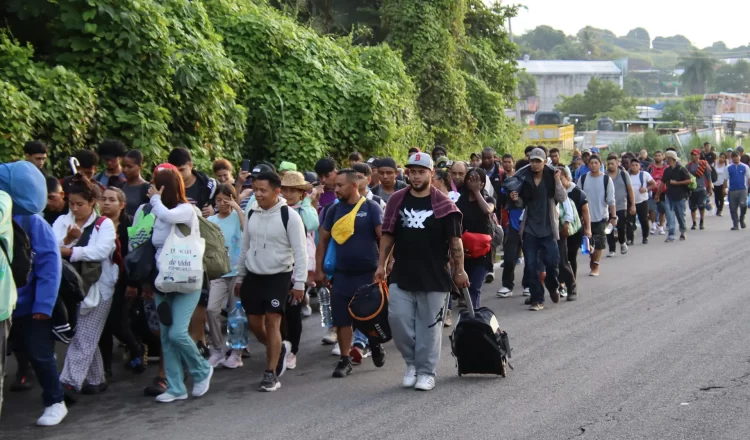 En un nuevo y dramático episodio de la crisis migratoria, 250 migrantes de diferentes nacionalidades salieron esta madrugada de Tapachula con rumbo al norte. Esta caravana, la octava desde que Donald Trump ganó las elecciones presidenciales de noviembre pasado, tiene una urgencia palpable: llegar lo antes posible a la frontera de Estados Unidos antes de que el nuevo gobierno tome posesión y cierre aún más las puertas a quienes huyen de la violencia y la pobreza en Centroamérica.