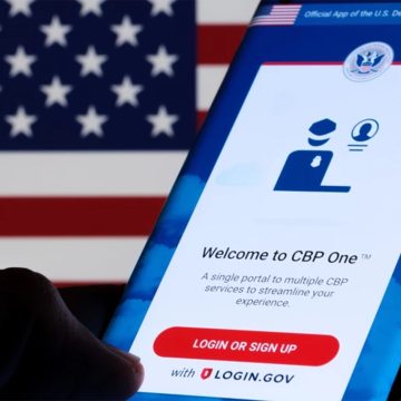 El gobierno de Donald Trump acaba de cancelar de manera sorpresiva todas las citas programadas a través de la aplicación CBP One, la cual había sido el principal puente para los migrantes que buscaban ingresar a Estados Unidos de forma legal. A través de esta app, migrantes de diversas nacionalidades, principalmente venezolanos, cubanos y mexicanos, habían solicitado protección y la posibilidad de una audiencia ante un juez de inmigración. ¿Qué pasará con estos miles de migrantes que ahora están atrapados en México?