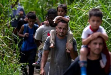 En 2024, Panamá sorprendió al mundo con una reducción drástica del 42% en el paso de migrantes a través del temido tapón del Darién, esa peligrosa jungla que conecta Colombia con Panamá. 302.203 personas se aventuraron a cruzar esta inhóspita zona en su camino hacia el norte del continente. Sin embargo, esta cifra es significativamente menor que los 520.085 migrantes del año anterior, según datos oficiales del Servicio Nacional de Migración (SNM) de Panamá.