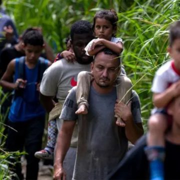 En 2024, Panamá sorprendió al mundo con una reducción drástica del 42% en el paso de migrantes a través del temido tapón del Darién, esa peligrosa jungla que conecta Colombia con Panamá. 302.203 personas se aventuraron a cruzar esta inhóspita zona en su camino hacia el norte del continente. Sin embargo, esta cifra es significativamente menor que los 520.085 migrantes del año anterior, según datos oficiales del Servicio Nacional de Migración (SNM) de Panamá.