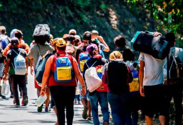 Venezuela podría estar al borde de una nueva ola migratoria, una crisis aún más grave que las anteriores, si las actuales proyecciones del Fondo Monetario Internacional (FMI) y otros estudios se confirman. Según un informe de ORC Consultores, alrededor de un millón de venezolanos podrían verse obligados a abandonar su país en los próximos años debido al afianzamiento del poder autoritario de Nicolás Maduro.