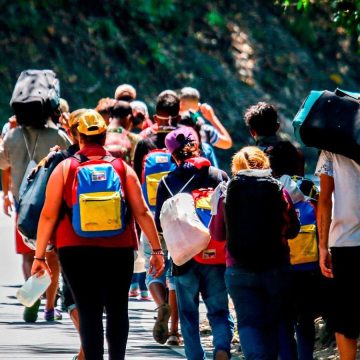 Venezuela podría estar al borde de una nueva ola migratoria, una crisis aún más grave que las anteriores, si las actuales proyecciones del Fondo Monetario Internacional (FMI) y otros estudios se confirman. Según un informe de ORC Consultores, alrededor de un millón de venezolanos podrían verse obligados a abandonar su país en los próximos años debido al afianzamiento del poder autoritario de Nicolás Maduro.