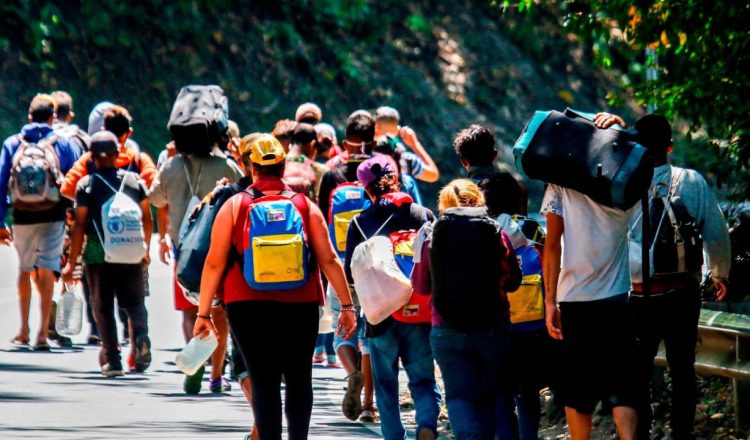 Venezuela podría estar al borde de una nueva ola migratoria, una crisis aún más grave que las anteriores, si las actuales proyecciones del Fondo Monetario Internacional (FMI) y otros estudios se confirman. Según un informe de ORC Consultores, alrededor de un millón de venezolanos podrían verse obligados a abandonar su país en los próximos años debido al afianzamiento del poder autoritario de Nicolás Maduro.