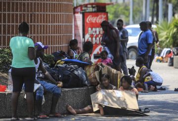 Un grupo de cerca de 100 migrantes de diferentes países se ha visto atrapado en las calles de Acapulco, sin recursos ni un camino claro hacia su destino. Estos migrantes fueron transportados a esta ciudad costera con la promesa de obtener permisos para continuar su viaje hacia el norte, pero muchos de ellos se encontraron con la realidad de que estas promesas no se cumplieron.