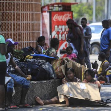 Un grupo de cerca de 100 migrantes de diferentes países se ha visto atrapado en las calles de Acapulco, sin recursos ni un camino claro hacia su destino. Estos migrantes fueron transportados a esta ciudad costera con la promesa de obtener permisos para continuar su viaje hacia el norte, pero muchos de ellos se encontraron con la realidad de que estas promesas no se cumplieron.