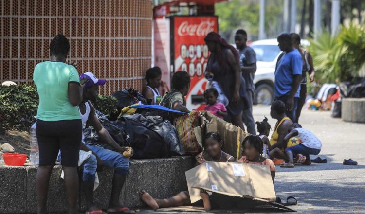 Un grupo de cerca de 100 migrantes de diferentes países se ha visto atrapado en las calles de Acapulco, sin recursos ni un camino claro hacia su destino. Estos migrantes fueron transportados a esta ciudad costera con la promesa de obtener permisos para continuar su viaje hacia el norte, pero muchos de ellos se encontraron con la realidad de que estas promesas no se cumplieron.