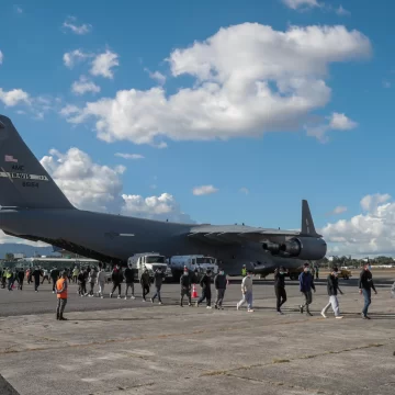 A medida que Estados Unidos acelera las deportaciones de inmigrantes indocumentados, varios países de América Latina han comenzado a trazar estrategias de apoyo para recibir a sus ciudadanos retornados. Las cifras no son menores: más de 5 millones de mexicanos viven en EE.UU. sin documentos legales, y cada día se suman más a las listas de deportados.