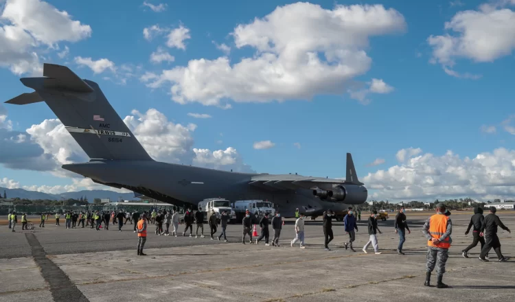 A medida que Estados Unidos acelera las deportaciones de inmigrantes indocumentados, varios países de América Latina han comenzado a trazar estrategias de apoyo para recibir a sus ciudadanos retornados. Las cifras no son menores: más de 5 millones de mexicanos viven en EE.UU. sin documentos legales, y cada día se suman más a las listas de deportados.