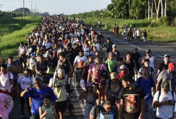 La madrugada de este jueves, más de mil 500 migrantes emprendieron una nueva caravana desde Tapachula, México, con el objetivo de alcanzar la frontera de Estados Unidos antes de que el expresidente Donald Trump asuma nuevamente el cargo. Este movimiento migratorio se da en un contexto de creciente preocupación, ya que se anticipan tensiones y amenazas de nuevas leyes que podrían endurecer los requisitos de entrada al país